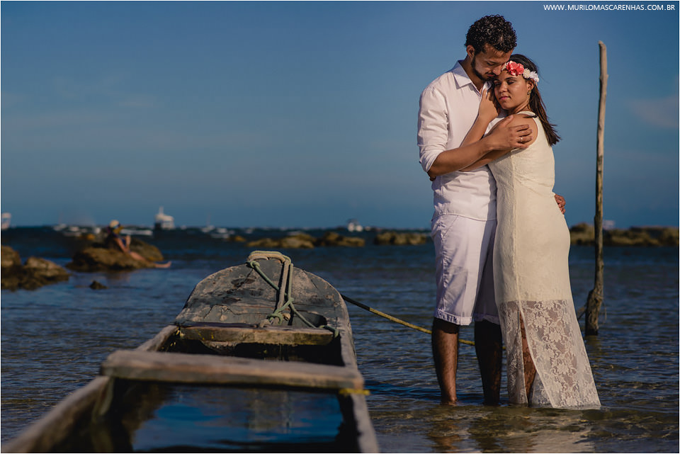 Casal apaixonado em frente ao mar de morro de sao paulo bahia, fotografado por Murilo Mascarenhas