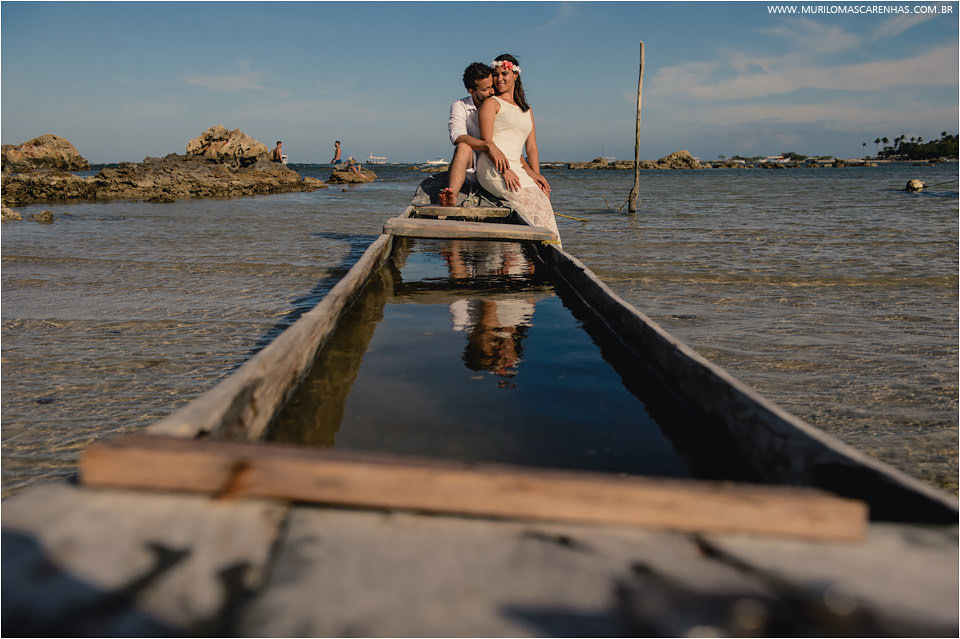 Casal apaixonado em frente ao mar de morro de sao paulo bahia, fotografado por Murilo Mascarenhas