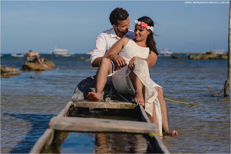 Casal apaixonado em frente ao mar de morro de sao paulo bahia, fotografado por Murilo Mascarenhas