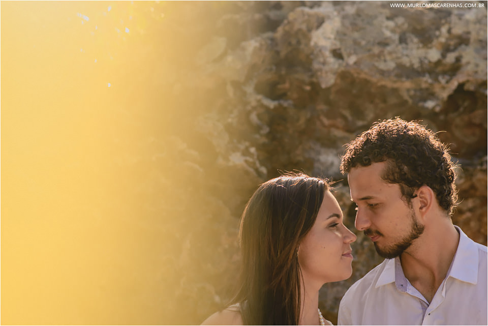 Casal apaixonado em frente ao mar de morro de sao paulo bahia, fotografado por Murilo Mascarenhas