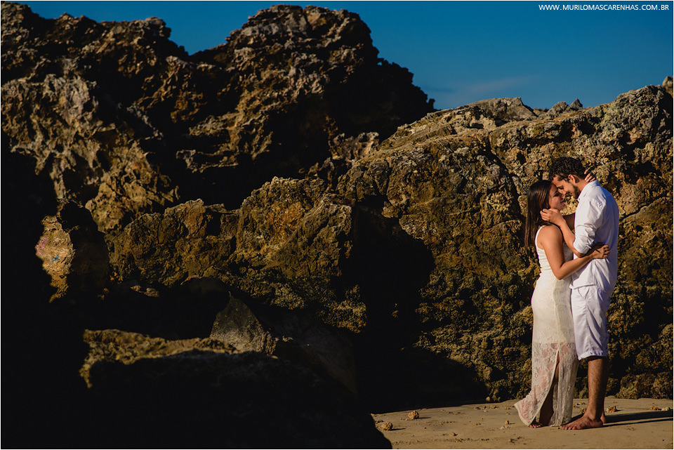 Casal apaixonado em frente ao mar de morro de sao paulo bahia, fotografado por Murilo Mascarenhas