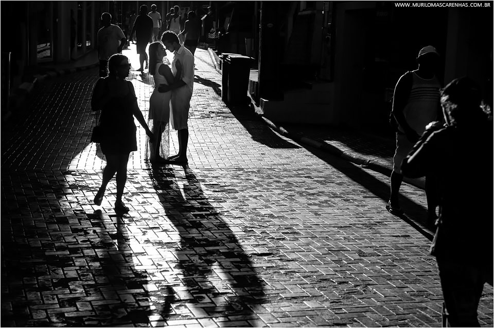 Casal apaixonado em frente ao mar de morro de sao paulo bahia, fotografado por Murilo Mascarenhas