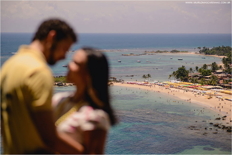 Casal apaixonado na tiroleza de morro de sao paulo bahia, fotografado por Murilo Mascarenhas
