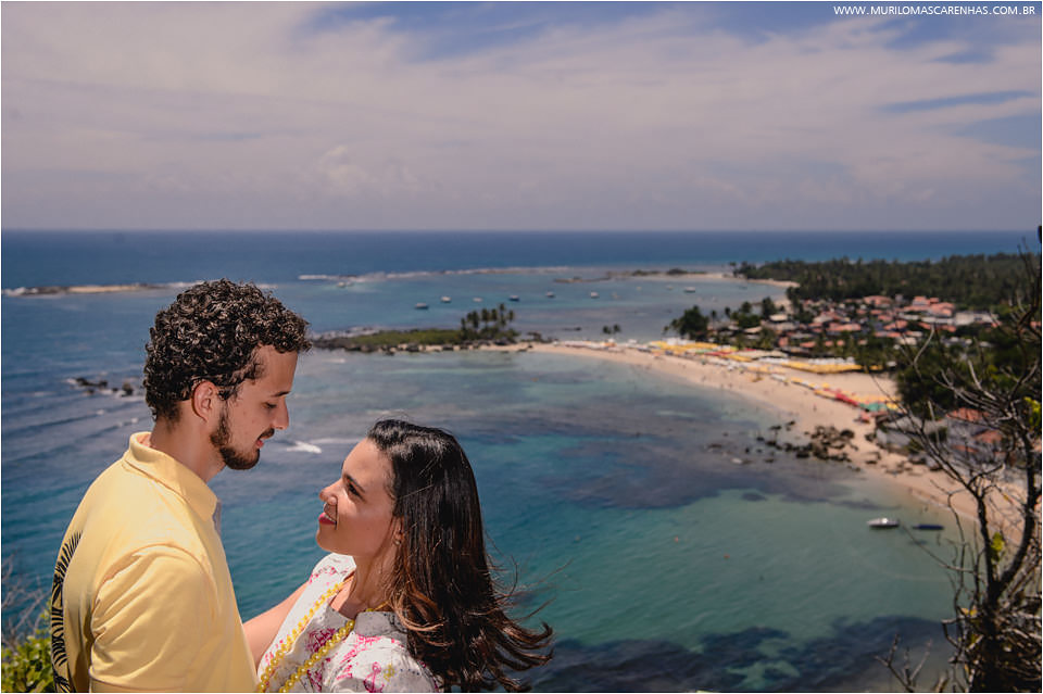 Casal apaixonado na tiroleza de morro de sao paulo bahia, fotografado por Murilo Mascarenhas