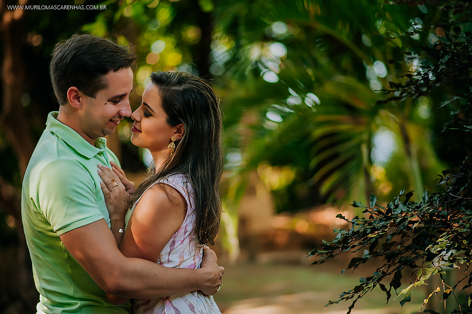 casal de frente olhares ensaio pré casamento guarajuba praia do forte bahia feira de santana