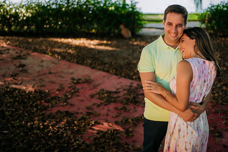 pose de casal sorrindo ensaio pré casamento guarajuba praia do forte bahia feira de santana