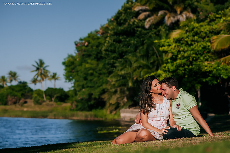 casal sentado em frente ao mar lagoa jardim ensaio pré casamento guarajuba praia do forte bahia feira de santana