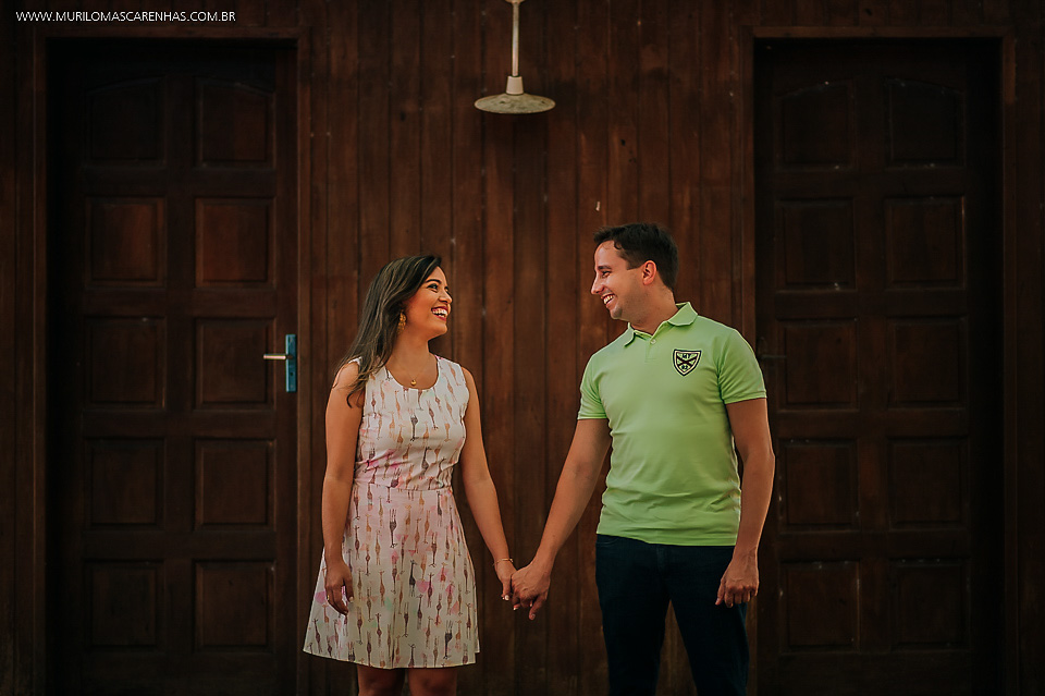 casal se olhando apaixonado ensaio pré casamento guarajuba praia do forte bahia feira de santana