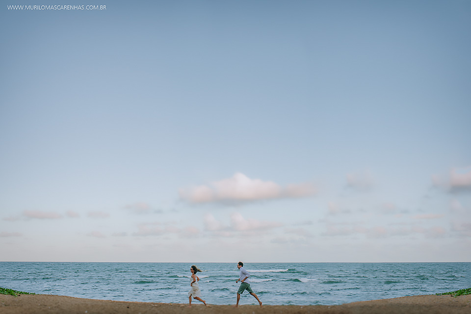 casal correndo felizes na praia fotografo murilo mascarenhas ensaio pré casamento guarajuba praia do forte bahia feira de santana