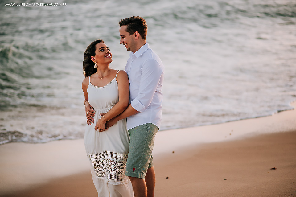 casal se olhando na praia fotografo murilo mascarenhas ensaio pré casamento guarajuba praia do forte bahia feira de santana