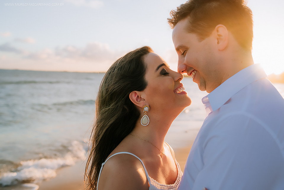 casal felizes apaixonados fernanda e rodrigo murilo mascarenhas fotografo ensaio pré casamento guarajuba praia do forte bahia feira de santana