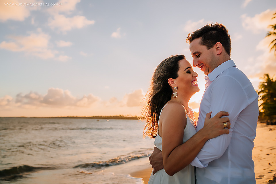 casal felizes apaixonados fernanda e rodrigo murilo mascarenhas fotografo ensaio pré casamento guarajuba praia do forte bahia feira de santana