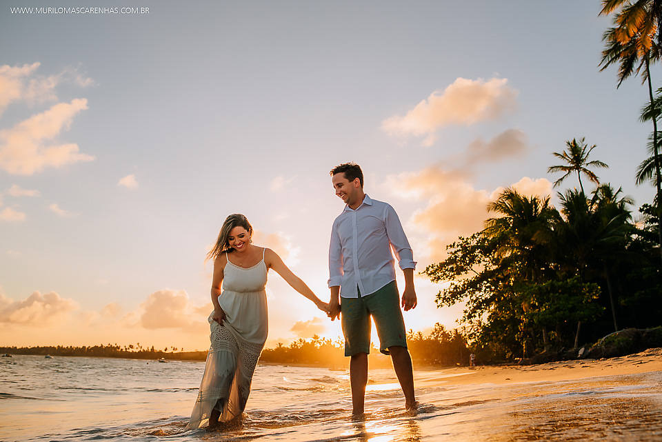 casal felizes apaixonados fernanda e rodrigo murilo mascarenhas fotografo ensaio pré casamento guarajuba praia do forte bahia feira de santana praia