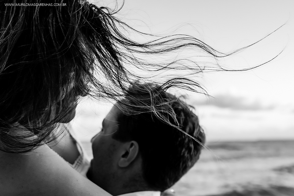 casal felizes apaixonados fernanda e rodrigo murilo mascarenhas fotografo ensaio pré casamento guarajuba praia do forte bahia feira de santana cabelo voando