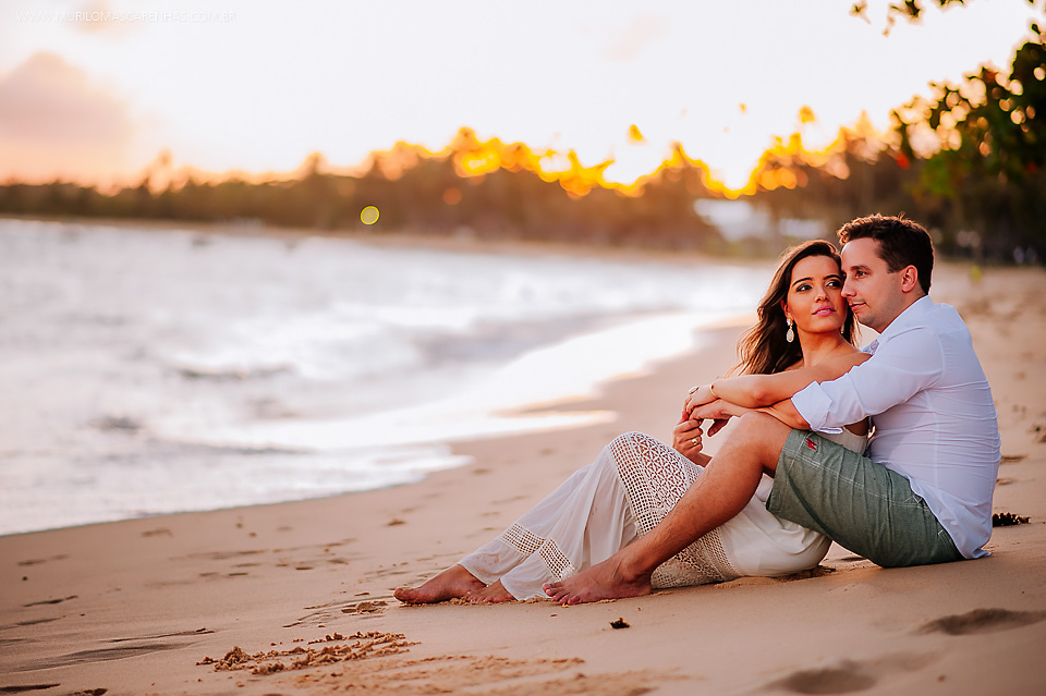 casal felizes apaixonados fernanda e rodrigo murilo mascarenhas fotografo ensaio pré casamento guarajuba praia do forte bahia feira de santana praia por do sol