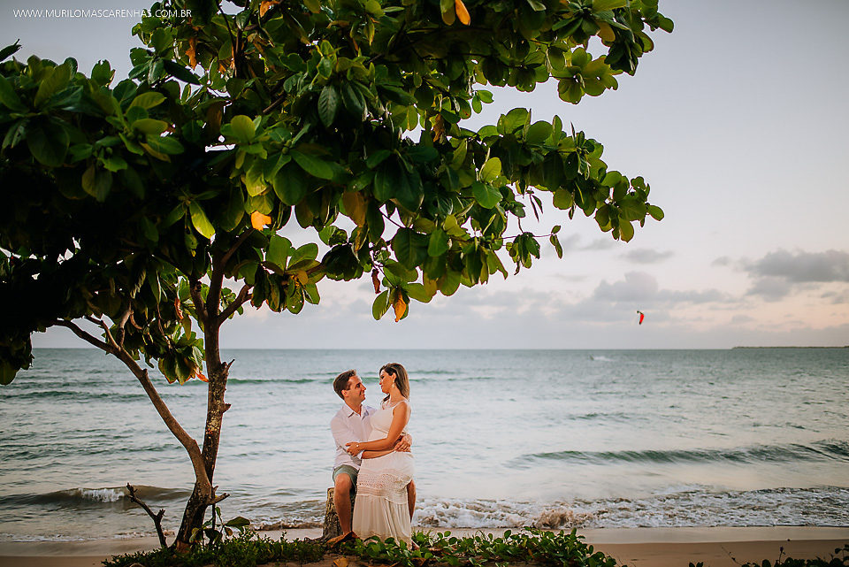 casal felizes apaixonados fernanda e rodrigo murilo mascarenhas fotografo ensaio pré casamento guarajuba praia do forte bahia feira de santana praia