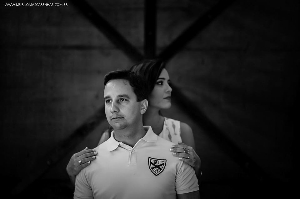 foto séria preto e branco ensaio pré casamento guarajuba praia do forte bahia feira de santana