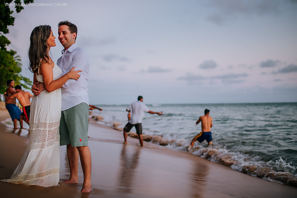 casal felizes apaixonados fernanda e rodrigo murilo mascarenhas fotografo ensaio pré casamento guarajuba praia do forte bahia feira de santana pescadores vila