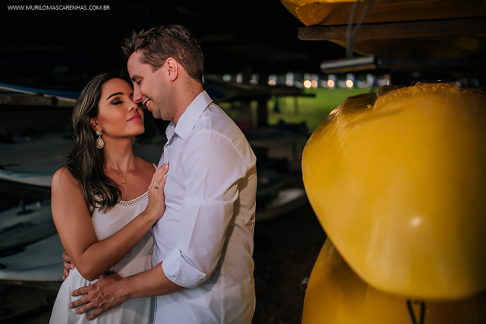 casal felizes apaixonados fernanda e rodrigo murilo mascarenhas fotografo ensaio pré casamento guarajuba praia do forte bahia feira de santana vila de pescadores
