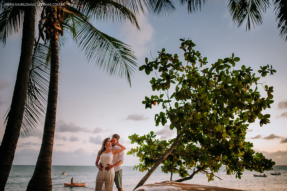 casal felizes apaixonados fernanda e rodrigo murilo mascarenhas fotografo ensaio pré casamento guarajuba praia do forte bahia feira de santana