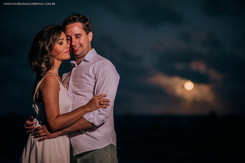 casal felizes apaixonados fernanda e rodrigo murilo mascarenhas fotografo ensaio pré casamento guarajuba praia do forte bahia feira de santana lua