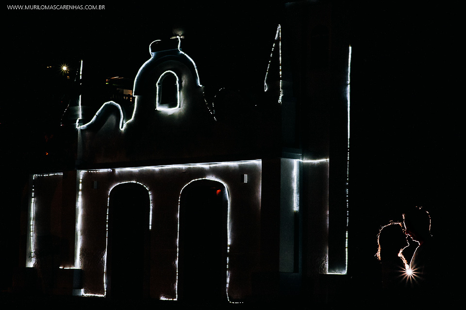 casal felizes apaixonados fernanda e rodrigo murilo mascarenhas fotografo ensaio pré casamento guarajuba praia do forte bahia feira de santana igreja
