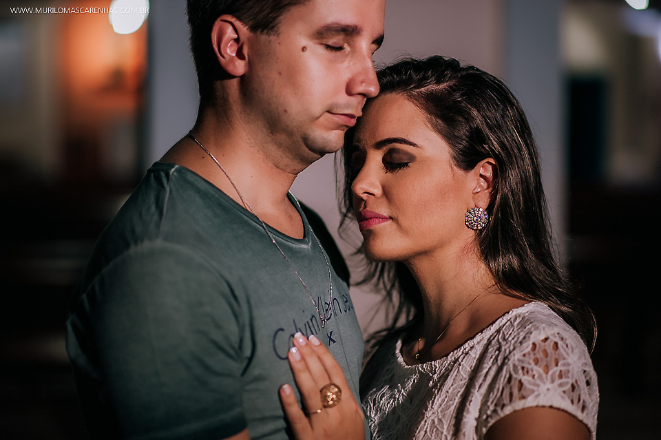 casal felizes apaixonados fernanda e rodrigo murilo mascarenhas fotografo ensaio pré casamento guarajuba praia do forte bahia feira de santana