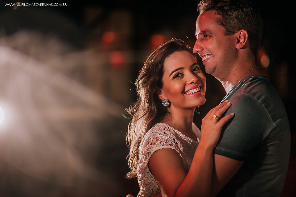 casal felizes apaixonados fernanda e rodrigo murilo mascarenhas fotografo ensaio pré casamento guarajuba praia do forte bahia feira de santana sorriso