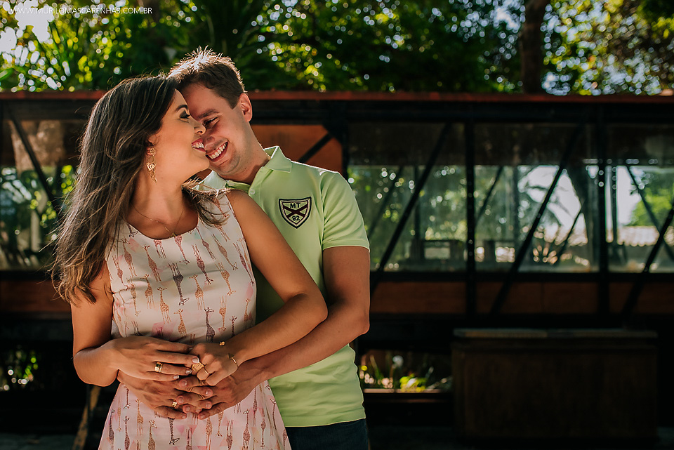 casal sorrindo look leve ensaio pré casamento guarajuba praia do forte bahia feira de santana