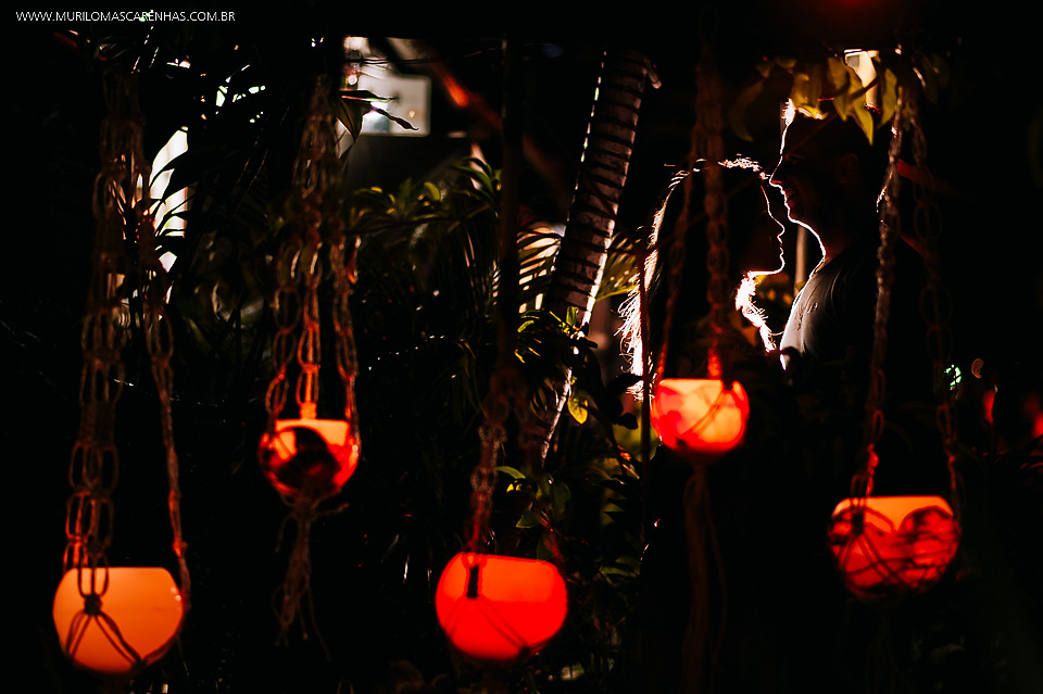 casal felizes apaixonados fernanda e rodrigo murilo mascarenhas fotografo ensaio pré casamento guarajuba praia do forte bahia feira de santana silhueta