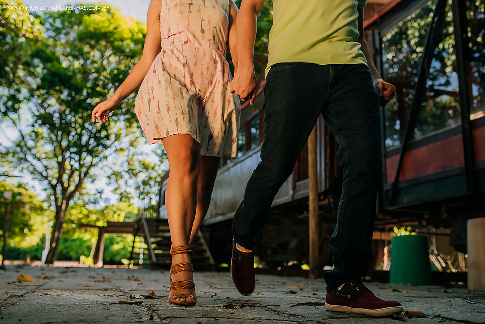 casal correndo feliz ensaio pré casamento guarajuba praia do forte bahia feira de santana