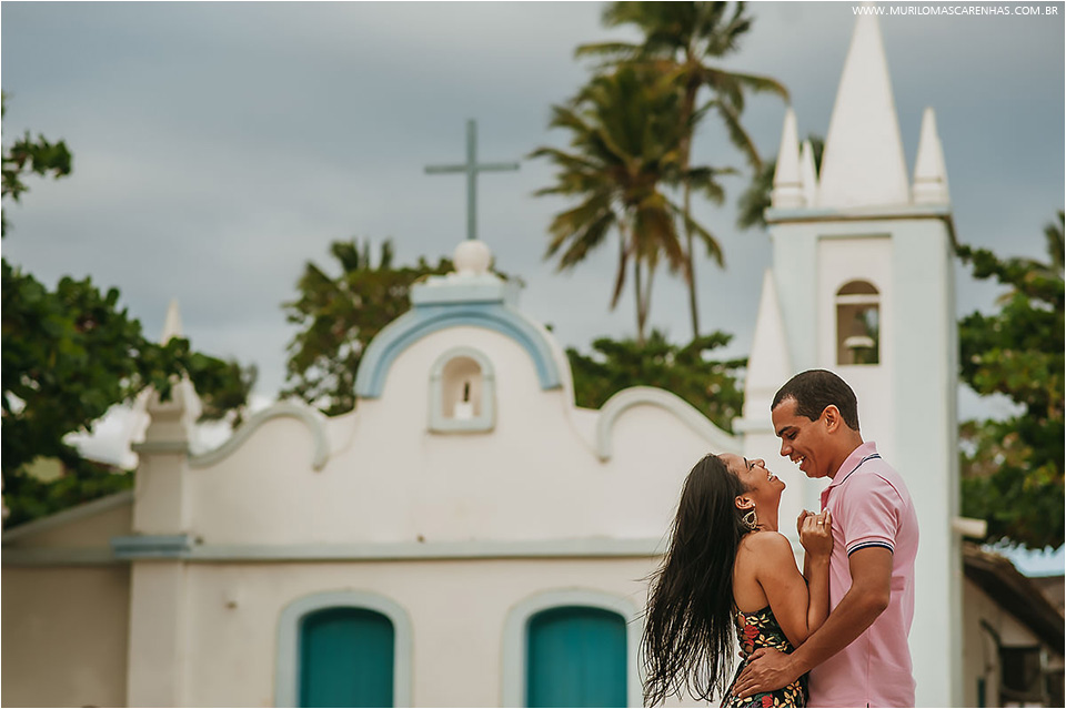 Ensaio de casamento, casal de noivos na Praia do Forte, próximo à Salvador, Bahia. Fotografado por Murilo Mascarenhas.