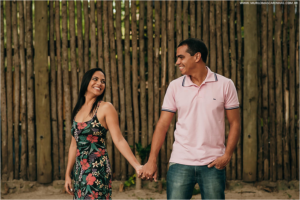 Ensaio de casamento, casal de noivos na Praia do Forte, próximo à Salvador, Bahia. Fotografado por Murilo Mascarenhas.