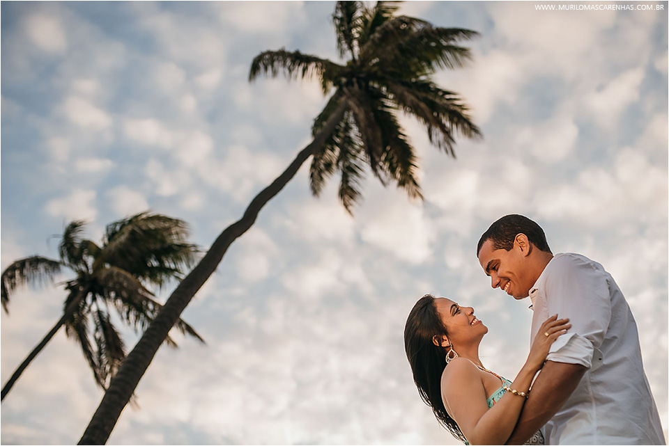 Ensaio de casamento, casal de noivos na Praia do Forte, próximo à Salvador, Bahia. Fotografado por Murilo Mascarenhas.
