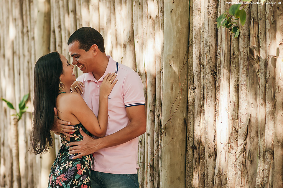 Ensaio de casamento, casal de noivos na Praia do Forte, próximo à Salvador, Bahia. Fotografado por Murilo Mascarenhas.