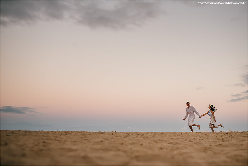 Ensaio de casamento, casal de noivos na Praia do Forte, próximo à Salvador, Bahia. Fotografado por Murilo Mascarenhas.