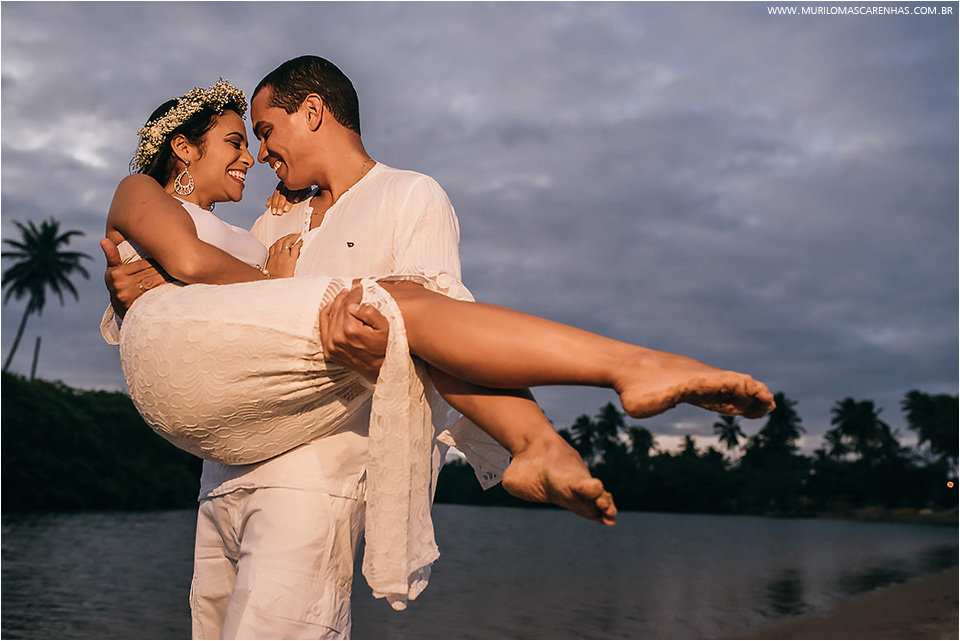 Ensaio de casamento, casal de noivos na Praia do Forte, próximo à Salvador, Bahia. Fotografado por Murilo Mascarenhas.