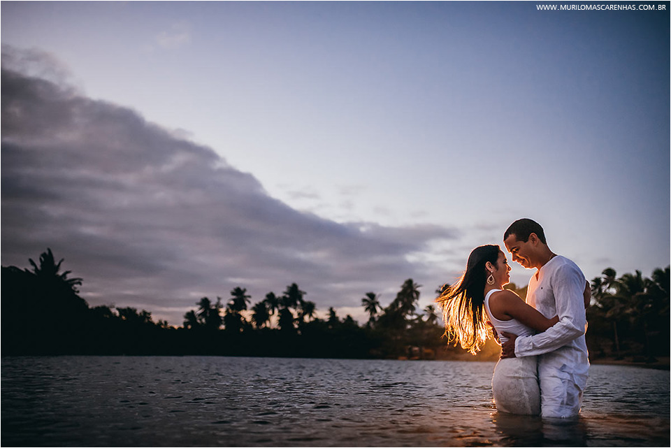 Ensaio de casamento, casal de noivos na Praia do Forte, próximo à Salvador, Bahia. Fotografado por Murilo Mascarenhas.