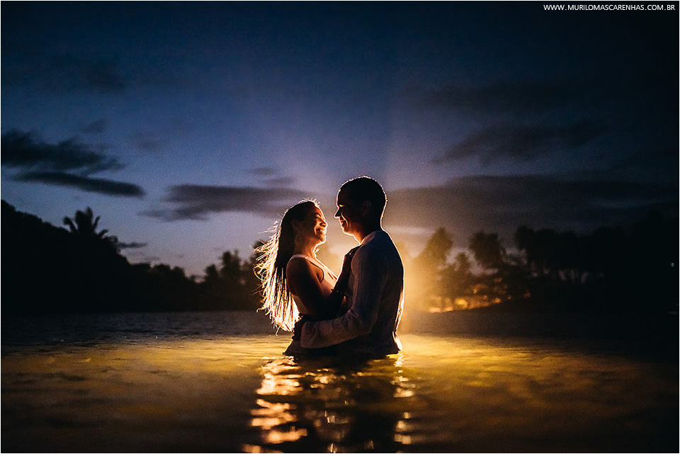 Ensaio de casamento, casal de noivos na Praia do Forte, próximo à Salvador, Bahia. Fotografado por Murilo Mascarenhas.