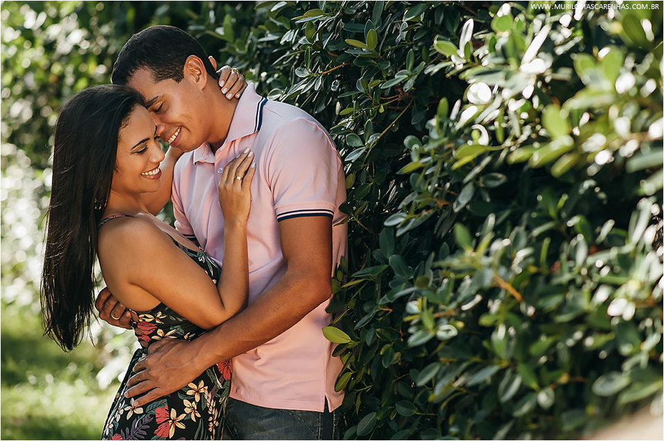 Ensaio de casamento, casal de noivos na Praia do Forte, próximo à Salvador, Bahia. Fotografado por Murilo Mascarenhas.