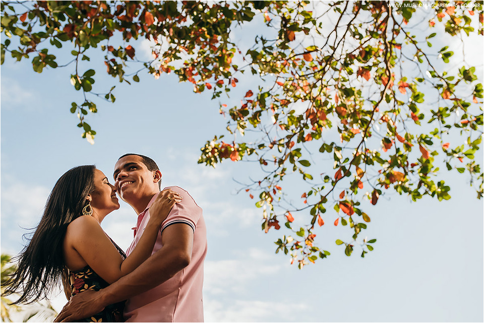 Ensaio de casamento, casal de noivos na Praia do Forte, próximo à Salvador, Bahia. Fotografado por Murilo Mascarenhas.
