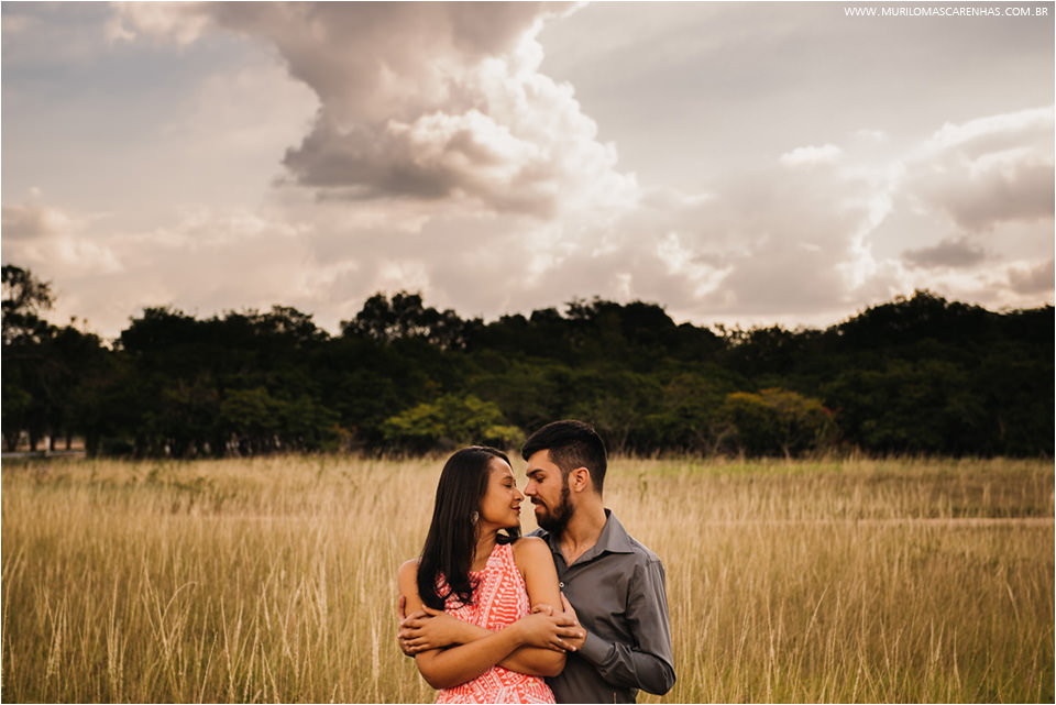 ensaio divertido casal de noivos em Feira de Santana, banca de revistas, rodoviária, biblioteca, UEFS (universidade), fotografado por Murilo Mascarenhas