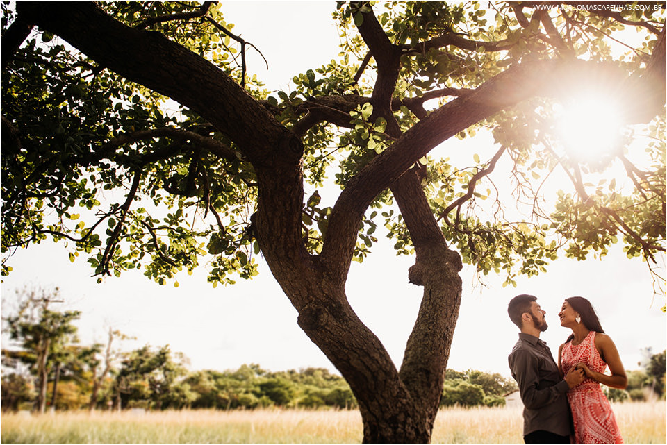 ensaio divertido casal de noivos em Feira de Santana, banca de revistas, rodoviária, biblioteca, UEFS (universidade), fotografado por Murilo Mascarenhas