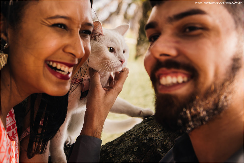 ensaio divertido casal de noivos em Feira de Santana, banca de revistas, rodoviária, biblioteca, UEFS (universidade), fotografado por Murilo Mascarenhas