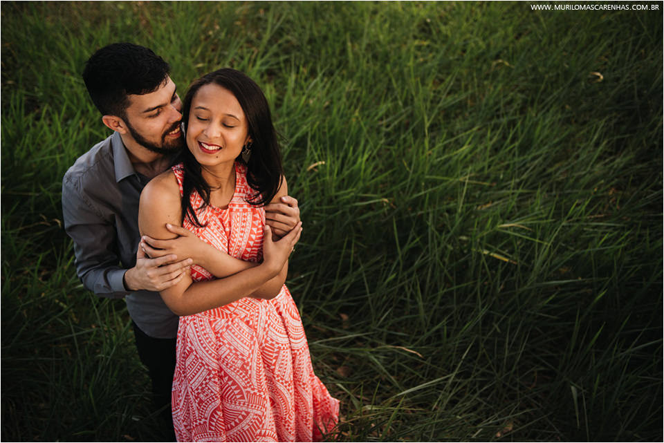 ensaio divertido casal de noivos em Feira de Santana, banca de revistas, rodoviária, biblioteca, UEFS (universidade), fotografado por Murilo Mascarenhas