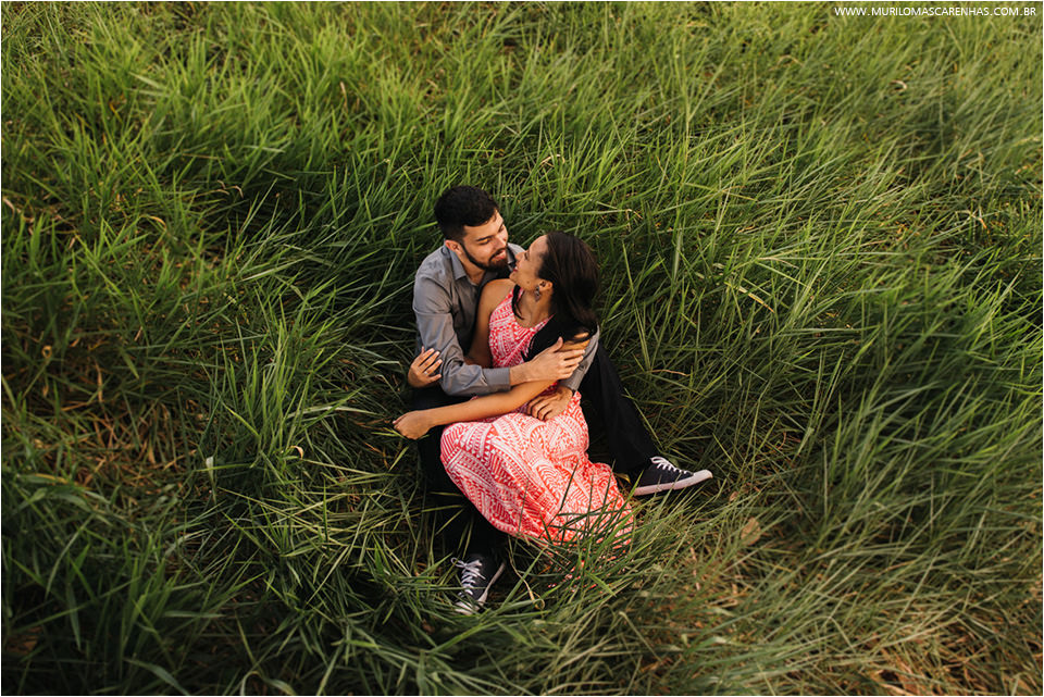 ensaio divertido casal de noivos em Feira de Santana, banca de revistas, rodoviária, biblioteca, UEFS (universidade), fotografado por Murilo Mascarenhas