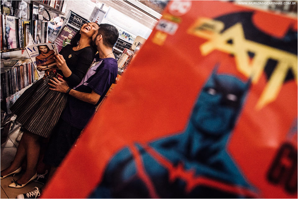 ensaio divertido casal de noivos em Feira de Santana, banca de revistas, rodoviária, biblioteca, UEFS (universidade), fotografado por Murilo Mascarenhas