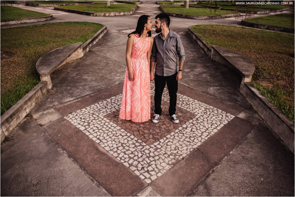 ensaio divertido casal de noivos em Feira de Santana, banca de revistas, rodoviária, biblioteca, UEFS (universidade), fotografado por Murilo Mascarenhas