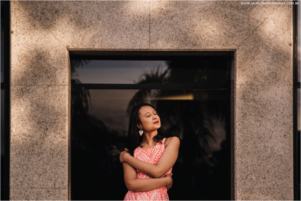 ensaio divertido casal de noivos em Feira de Santana, banca de revistas, rodoviária, biblioteca, UEFS (universidade), fotografado por Murilo Mascarenhas