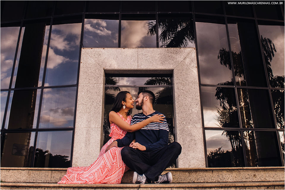 ensaio divertido casal de noivos em Feira de Santana, banca de revistas, rodoviária, biblioteca, UEFS (universidade), fotografado por Murilo Mascarenhas